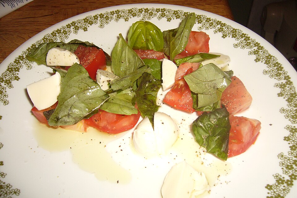 Caprese salata od rajčice, mozzarelle i bosiljka