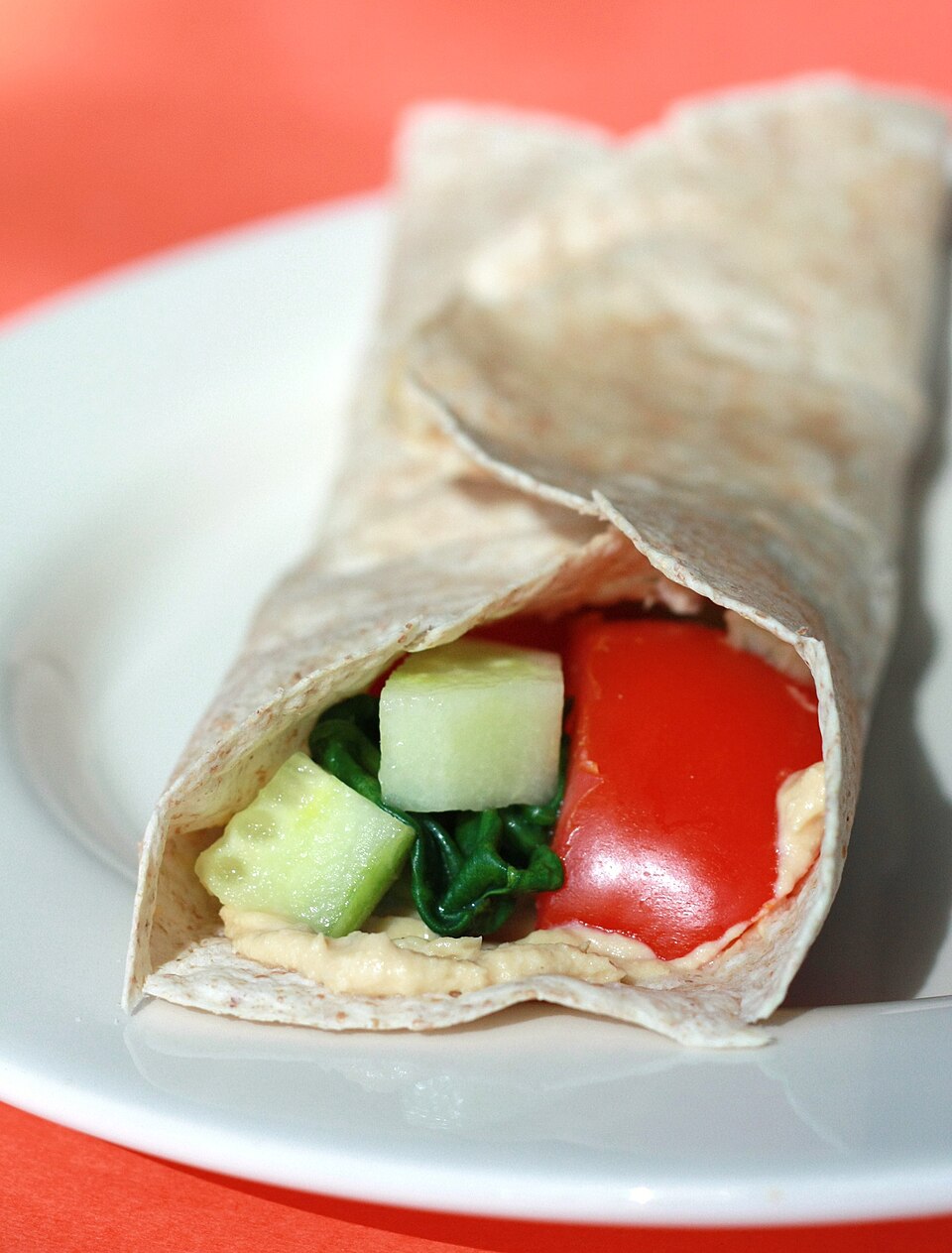 Tortilja punjena humusom, krastavcem i crvenom paprikom