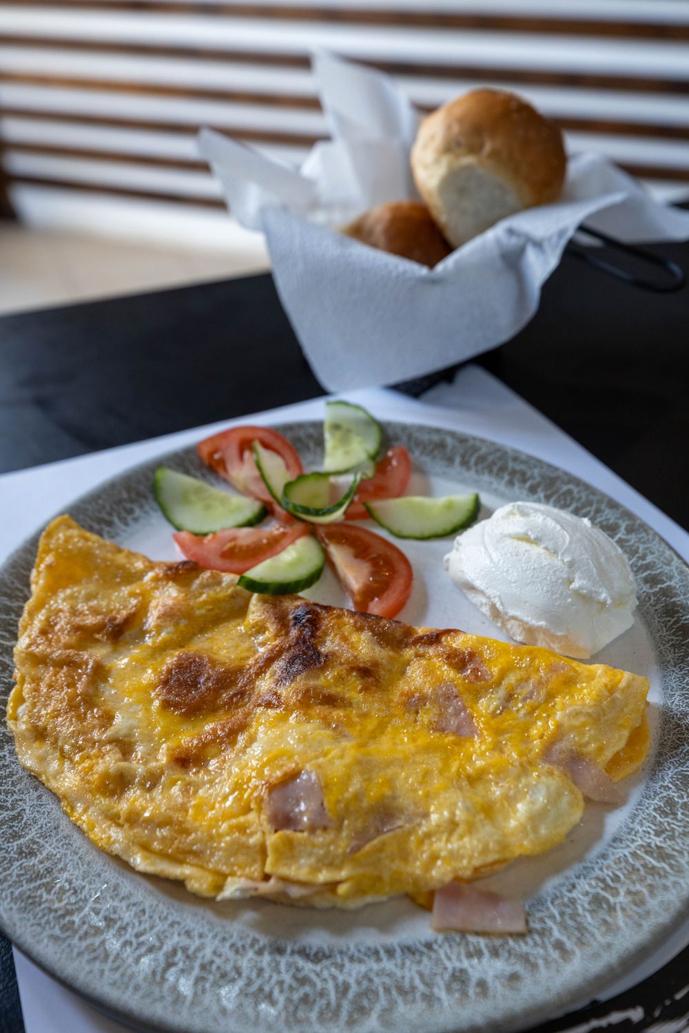 Omlet sa šunkom i svježim povrćem