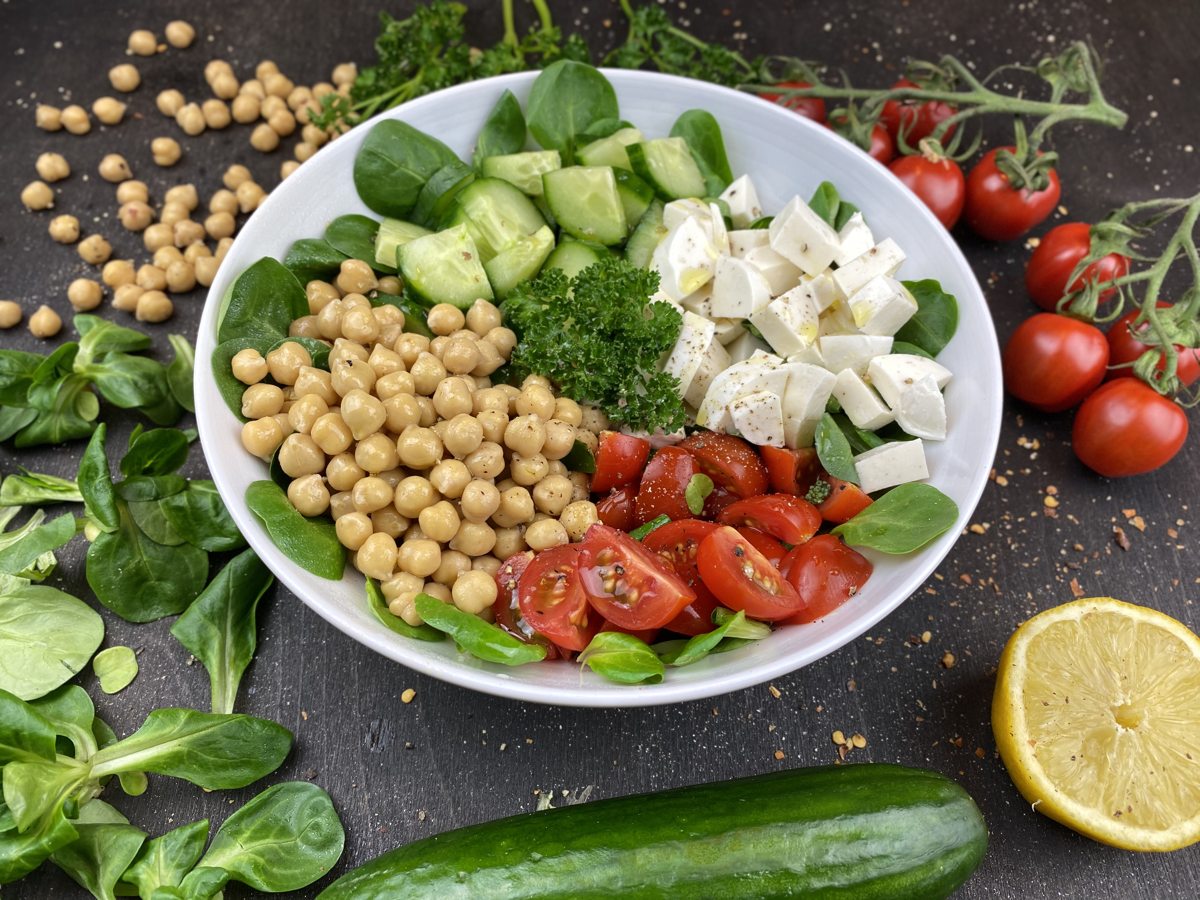 Šarena salata od slanutka, rajčice, krastavca i paprike