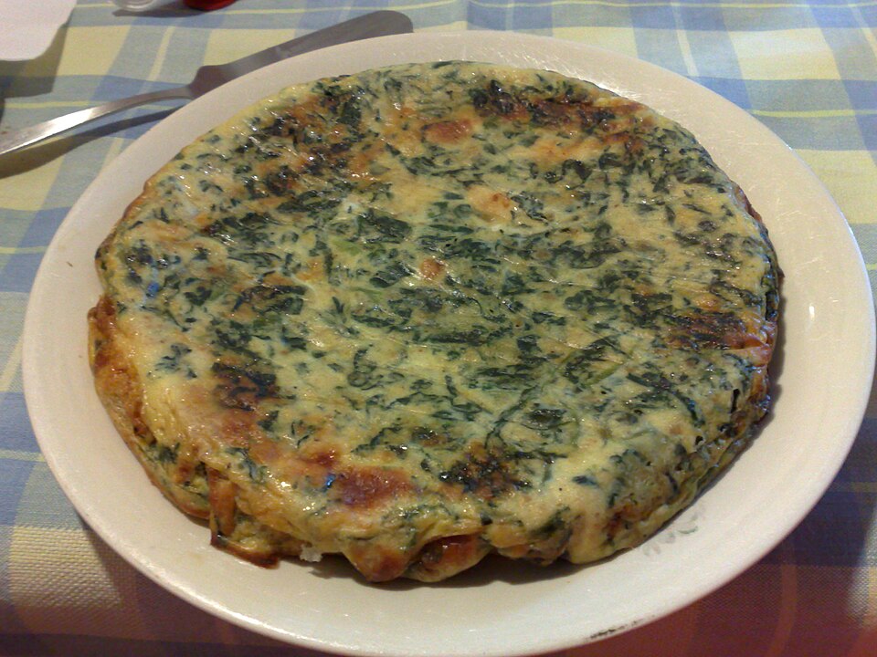 Okrugla pečena fritaja sa špinatom na tanjuru