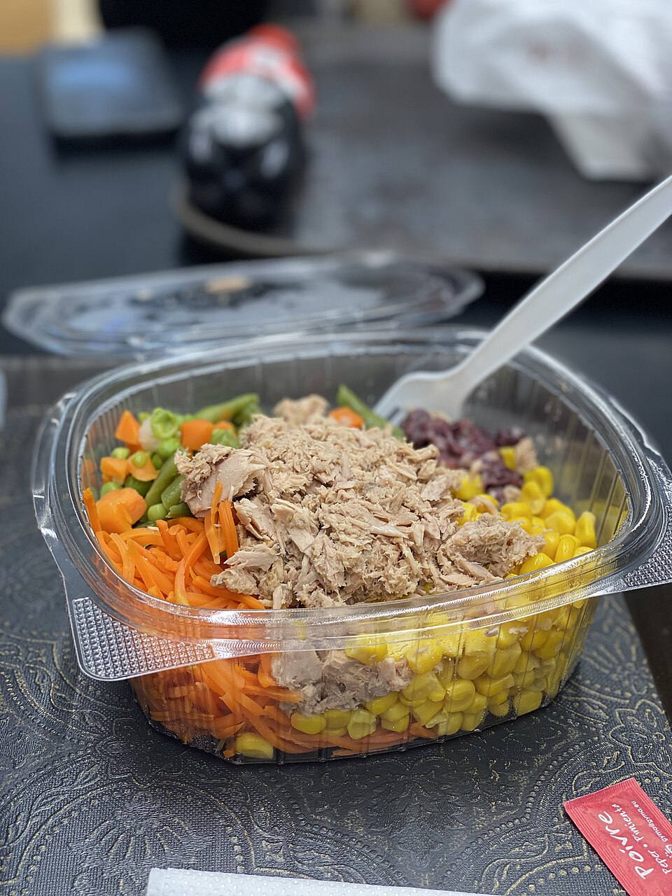Salata s tunom, kukuruzom, graškom i mrkvom u prozirnoj posudi